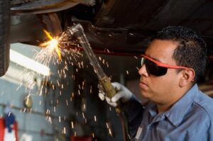 Kính bảo hộ lao động và công dụng khi đeo kính