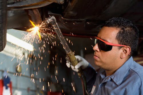 Kính bảo hộ lao động và công dụng khi đeo kính